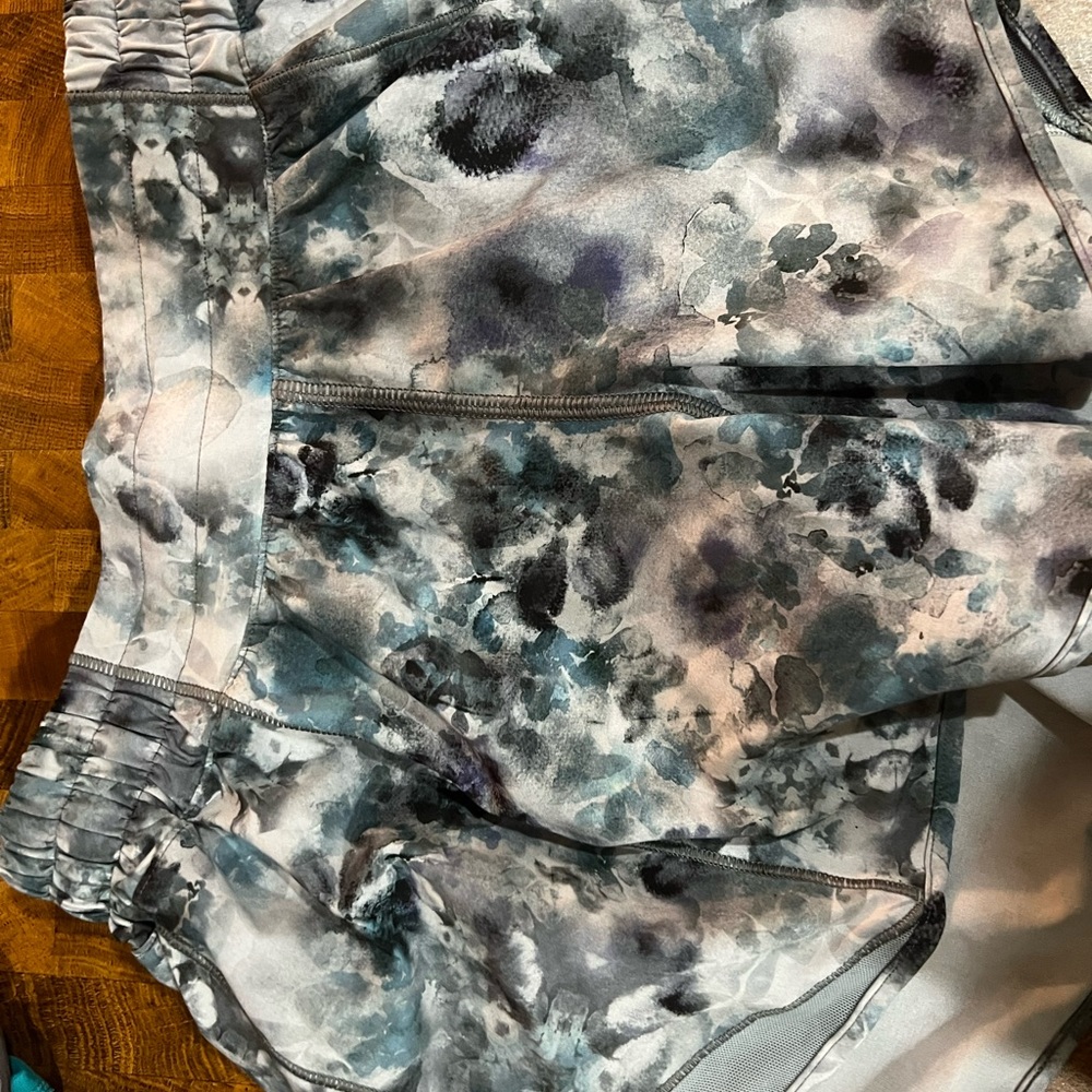 Lululemon size 4 hotty hot shorts